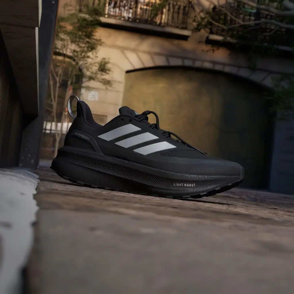 Ultraboost_5_TR_Shoes_Black_JI3239_HM3_hover.webp